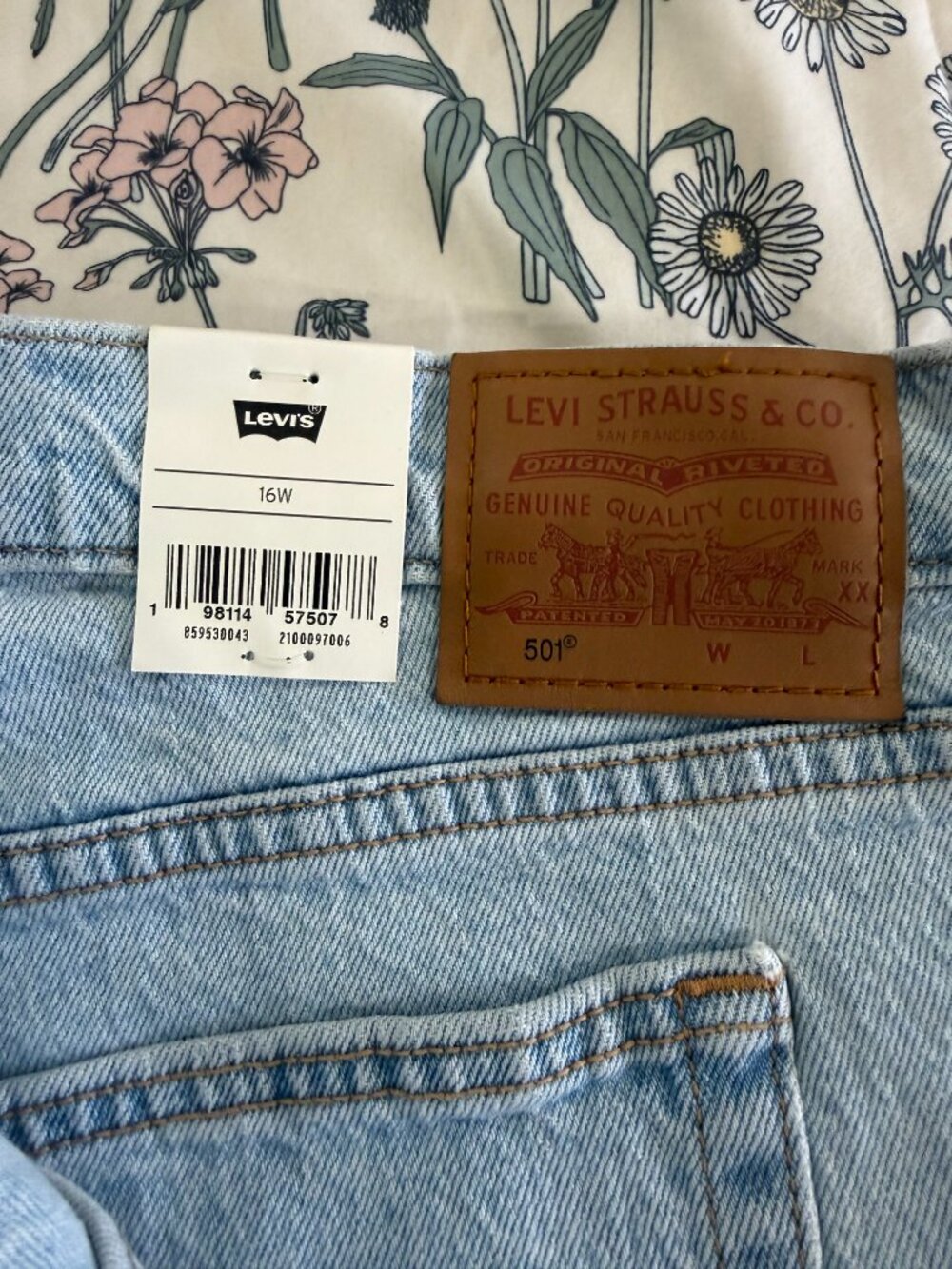 NEW WITH TAGS LEVIS 501® Original Cropped Women's Jeans SIZE 16W - Picture 2 of 3